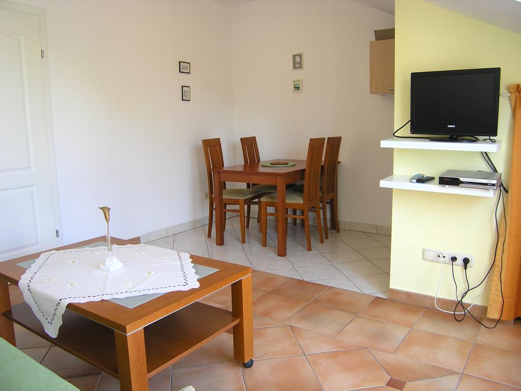Apartments Kristina Кърк Екстериор снимка